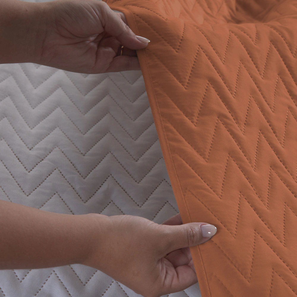 Cobre-leito Queen Matelado | Toque Suave e Acabamento Sofisticado | Linha Requinte